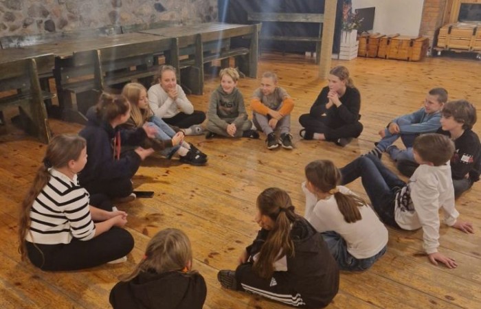 W dniach 13-14 listopada uczniowie klas 4 a i 5 b wzięli udział w wycieczce do Kaczego Bagna - Miejsca Inicjatyw Pozytywnych. Było to niezwykłe przeżycie, które oprócz zabawy pozwoliło dzieciom kształtować charakter, rozwijać osobowość i zdolności organizacyjne. Dzięki szerkiej gamie warsztatów uczniowie mieli możliwość zintegrować się, pobudzić wyobraźnię, uwierzyć w siebie i swoje możliwości, a także zdobywać nowe umiejętności poprzez zabawę. Mamy nadzieję, że smak satysfakcji z dobrze wykonanych zadań i cudowne wspomnienia pozostaną z nimi na zawsze. :)