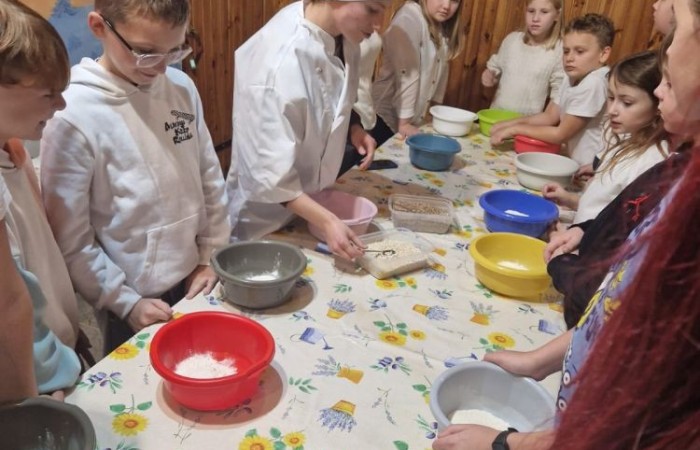 W dniach 13-14 listopada uczniowie klas 4 a i 5 b wzięli udział w wycieczce do Kaczego Bagna - Miejsca Inicjatyw Pozytywnych. Było to niezwykłe przeżycie, które oprócz zabawy pozwoliło dzieciom kształtować charakter, rozwijać osobowość i zdolności organizacyjne. Dzięki szerkiej gamie warsztatów uczniowie mieli możliwość zintegrować się, pobudzić wyobraźnię, uwierzyć w siebie i swoje możliwości, a także zdobywać nowe umiejętności poprzez zabawę. Mamy nadzieję, że smak satysfakcji z dobrze wykonanych zadań i cudowne wspomnienia pozostaną z nimi na zawsze. :)