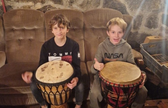 W dniach 13-14 listopada uczniowie klas 4 a i 5 b wzięli udział w wycieczce do Kaczego Bagna - Miejsca Inicjatyw Pozytywnych. Było to niezwykłe przeżycie, które oprócz zabawy pozwoliło dzieciom kształtować charakter, rozwijać osobowość i zdolności organizacyjne. Dzięki szerkiej gamie warsztatów uczniowie mieli możliwość zintegrować się, pobudzić wyobraźnię, uwierzyć w siebie i swoje możliwości, a także zdobywać nowe umiejętności poprzez zabawę. Mamy nadzieję, że smak satysfakcji z dobrze wykonanych zadań i cudowne wspomnienia pozostaną z nimi na zawsze. :)