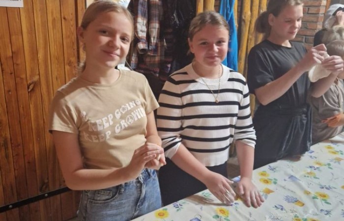 W dniach 13-14 listopada uczniowie klas 4 a i 5 b wzięli udział w wycieczce do Kaczego Bagna - Miejsca Inicjatyw Pozytywnych. Było to niezwykłe przeżycie, które oprócz zabawy pozwoliło dzieciom kształtować charakter, rozwijać osobowość i zdolności organizacyjne. Dzięki szerkiej gamie warsztatów uczniowie mieli możliwość zintegrować się, pobudzić wyobraźnię, uwierzyć w siebie i swoje możliwości, a także zdobywać nowe umiejętności poprzez zabawę. Mamy nadzieję, że smak satysfakcji z dobrze wykonanych zadań i cudowne wspomnienia pozostaną z nimi na zawsze. :)