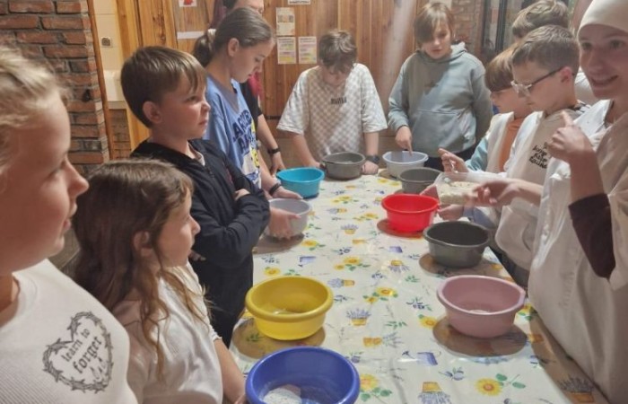 W dniach 13-14 listopada uczniowie klas 4 a i 5 b wzięli udział w wycieczce do Kaczego Bagna - Miejsca Inicjatyw Pozytywnych. Było to niezwykłe przeżycie, które oprócz zabawy pozwoliło dzieciom kształtować charakter, rozwijać osobowość i zdolności organizacyjne. Dzięki szerkiej gamie warsztatów uczniowie mieli możliwość zintegrować się, pobudzić wyobraźnię, uwierzyć w siebie i swoje możliwości, a także zdobywać nowe umiejętności poprzez zabawę. Mamy nadzieję, że smak satysfakcji z dobrze wykonanych zadań i cudowne wspomnienia pozostaną z nimi na zawsze. :)