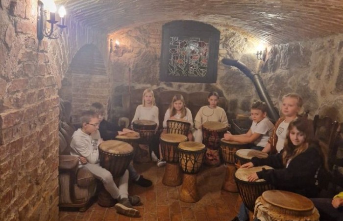 W dniach 13-14 listopada uczniowie klas 4 a i 5 b wzięli udział w wycieczce do Kaczego Bagna - Miejsca Inicjatyw Pozytywnych. Było to niezwykłe przeżycie, które oprócz zabawy pozwoliło dzieciom kształtować charakter, rozwijać osobowość i zdolności organizacyjne. Dzięki szerkiej gamie warsztatów uczniowie mieli możliwość zintegrować się, pobudzić wyobraźnię, uwierzyć w siebie i swoje możliwości, a także zdobywać nowe umiejętności poprzez zabawę. Mamy nadzieję, że smak satysfakcji z dobrze wykonanych zadań i cudowne wspomnienia pozostaną z nimi na zawsze. :)