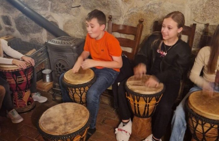 W dniach 13-14 listopada uczniowie klas 4 a i 5 b wzięli udział w wycieczce do Kaczego Bagna - Miejsca Inicjatyw Pozytywnych. Było to niezwykłe przeżycie, które oprócz zabawy pozwoliło dzieciom kształtować charakter, rozwijać osobowość i zdolności organizacyjne. Dzięki szerkiej gamie warsztatów uczniowie mieli możliwość zintegrować się, pobudzić wyobraźnię, uwierzyć w siebie i swoje możliwości, a także zdobywać nowe umiejętności poprzez zabawę. Mamy nadzieję, że smak satysfakcji z dobrze wykonanych zadań i cudowne wspomnienia pozostaną z nimi na zawsze. :)