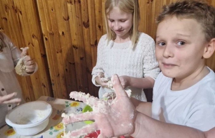 W dniach 13-14 listopada uczniowie klas 4 a i 5 b wzięli udział w wycieczce do Kaczego Bagna - Miejsca Inicjatyw Pozytywnych. Było to niezwykłe przeżycie, które oprócz zabawy pozwoliło dzieciom kształtować charakter, rozwijać osobowość i zdolności organizacyjne. Dzięki szerkiej gamie warsztatów uczniowie mieli możliwość zintegrować się, pobudzić wyobraźnię, uwierzyć w siebie i swoje możliwości, a także zdobywać nowe umiejętności poprzez zabawę. Mamy nadzieję, że smak satysfakcji z dobrze wykonanych zadań i cudowne wspomnienia pozostaną z nimi na zawsze. :)