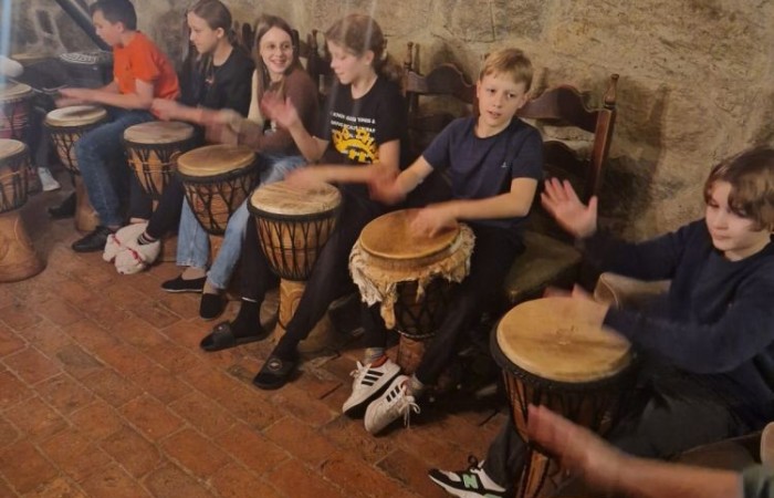 W dniach 13-14 listopada uczniowie klas 4 a i 5 b wzięli udział w wycieczce do Kaczego Bagna - Miejsca Inicjatyw Pozytywnych. Było to niezwykłe przeżycie, które oprócz zabawy pozwoliło dzieciom kształtować charakter, rozwijać osobowość i zdolności organizacyjne. Dzięki szerkiej gamie warsztatów uczniowie mieli możliwość zintegrować się, pobudzić wyobraźnię, uwierzyć w siebie i swoje możliwości, a także zdobywać nowe umiejętności poprzez zabawę. Mamy nadzieję, że smak satysfakcji z dobrze wykonanych zadań i cudowne wspomnienia pozostaną z nimi na zawsze. :)