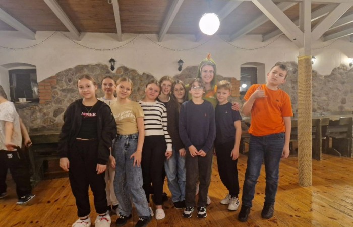 W dniach 13-14 listopada uczniowie klas 4 a i 5 b wzięli udział w wycieczce do Kaczego Bagna - Miejsca Inicjatyw Pozytywnych. Było to niezwykłe przeżycie, które oprócz zabawy pozwoliło dzieciom kształtować charakter, rozwijać osobowość i zdolności organizacyjne. Dzięki szerkiej gamie warsztatów uczniowie mieli możliwość zintegrować się, pobudzić wyobraźnię, uwierzyć w siebie i swoje możliwości, a także zdobywać nowe umiejętności poprzez zabawę. Mamy nadzieję, że smak satysfakcji z dobrze wykonanych zadań i cudowne wspomnienia pozostaną z nimi na zawsze. :)