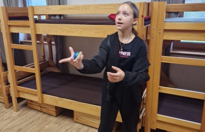 W dniach 13-14 listopada uczniowie klas 4 a i 5 b wzięli udział w wycieczce do Kaczego Bagna - Miejsca Inicjatyw Pozytywnych. Było to niezwykłe przeżycie, które oprócz zabawy pozwoliło dzieciom kształtować charakter, rozwijać osobowość i zdolności organizacyjne. Dzięki szerkiej gamie warsztatów uczniowie mieli możliwość zintegrować się, pobudzić wyobraźnię, uwierzyć w siebie i swoje możliwości, a także zdobywać nowe umiejętności poprzez zabawę. Mamy nadzieję, że smak satysfakcji z dobrze wykonanych zadań i cudowne wspomnienia pozostaną z nimi na zawsze. :)