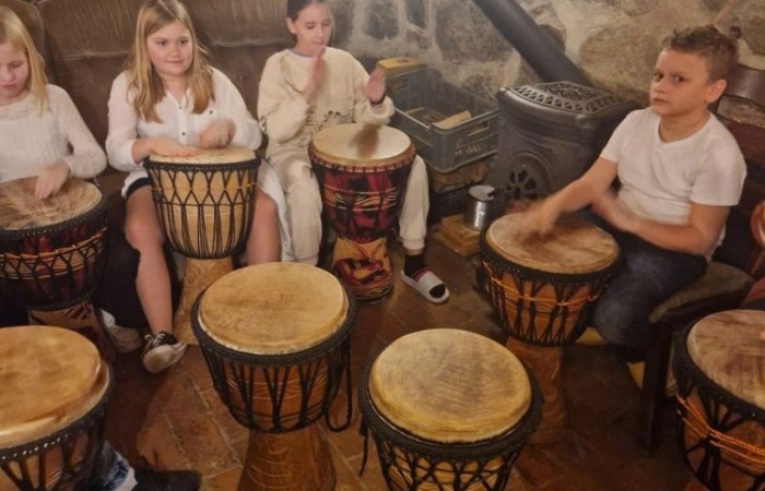 W dniach 13-14 listopada uczniowie klas 4 a i 5 b wzięli udział w wycieczce do Kaczego Bagna - Miejsca Inicjatyw Pozytywnych. Było to niezwykłe przeżycie, które oprócz zabawy pozwoliło dzieciom kształtować charakter, rozwijać osobowość i zdolności organizacyjne. Dzięki szerkiej gamie warsztatów uczniowie mieli możliwość zintegrować się, pobudzić wyobraźnię, uwierzyć w siebie i swoje możliwości, a także zdobywać nowe umiejętności poprzez zabawę. Mamy nadzieję, że smak satysfakcji z dobrze wykonanych zadań i cudowne wspomnienia pozostaną z nimi na zawsze. :)