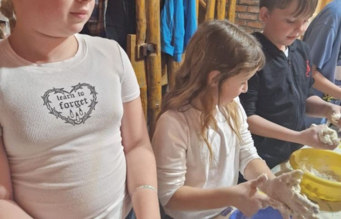 W dniach 13-14 listopada uczniowie klas 4 a i 5 b wzięli udział w wycieczce do Kaczego Bagna - Miejsca Inicjatyw Pozytywnych. Było to niezwykłe przeżycie, które oprócz zabawy pozwoliło dzieciom kształtować charakter, rozwijać osobowość i zdolności organizacyjne. Dzięki szerkiej gamie warsztatów uczniowie mieli możliwość zintegrować się, pobudzić wyobraźnię, uwierzyć w siebie i swoje możliwości, a także zdobywać nowe umiejętności poprzez zabawę. Mamy nadzieję, że smak satysfakcji z dobrze wykonanych zadań i cudowne wspomnienia pozostaną z nimi na zawsze. :)