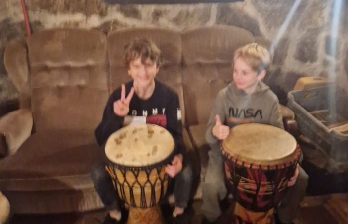 W dniach 13-14 listopada uczniowie klas 4 a i 5 b wzięli udział w wycieczce do Kaczego Bagna - Miejsca Inicjatyw Pozytywnych. Było to niezwykłe przeżycie, które oprócz zabawy pozwoliło dzieciom kształtować charakter, rozwijać osobowość i zdolności organizacyjne. Dzięki szerkiej gamie warsztatów uczniowie mieli możliwość zintegrować się, pobudzić wyobraźnię, uwierzyć w siebie i swoje możliwości, a także zdobywać nowe umiejętności poprzez zabawę. Mamy nadzieję, że smak satysfakcji z dobrze wykonanych zadań i cudowne wspomnienia pozostaną z nimi na zawsze. :)