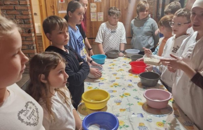 W dniach 13-14 listopada uczniowie klas 4 a i 5 b wzięli udział w wycieczce do Kaczego Bagna - Miejsca Inicjatyw Pozytywnych. Było to niezwykłe przeżycie, które oprócz zabawy pozwoliło dzieciom kształtować charakter, rozwijać osobowość i zdolności organizacyjne. Dzięki szerkiej gamie warsztatów uczniowie mieli możliwość zintegrować się, pobudzić wyobraźnię, uwierzyć w siebie i swoje możliwości, a także zdobywać nowe umiejętności poprzez zabawę. Mamy nadzieję, że smak satysfakcji z dobrze wykonanych zadań i cudowne wspomnienia pozostaną z nimi na zawsze. :)