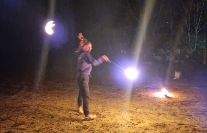 W dniach 13-14 listopada uczniowie klas 4 a i 5 b wzięli udział w wycieczce do Kaczego Bagna - Miejsca Inicjatyw Pozytywnych. Było to niezwykłe przeżycie, które oprócz zabawy pozwoliło dzieciom kształtować charakter, rozwijać osobowość i zdolności organizacyjne. Dzięki szerkiej gamie warsztatów uczniowie mieli możliwość zintegrować się, pobudzić wyobraźnię, uwierzyć w siebie i swoje możliwości, a także zdobywać nowe umiejętności poprzez zabawę. Mamy nadzieję, że smak satysfakcji z dobrze wykonanych zadań i cudowne wspomnienia pozostaną z nimi na zawsze. :)