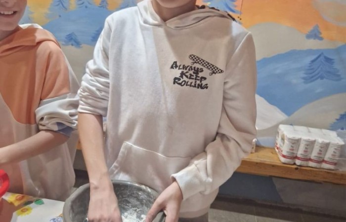 W dniach 13-14 listopada uczniowie klas 4 a i 5 b wzięli udział w wycieczce do Kaczego Bagna - Miejsca Inicjatyw Pozytywnych. Było to niezwykłe przeżycie, które oprócz zabawy pozwoliło dzieciom kształtować charakter, rozwijać osobowość i zdolności organizacyjne. Dzięki szerkiej gamie warsztatów uczniowie mieli możliwość zintegrować się, pobudzić wyobraźnię, uwierzyć w siebie i swoje możliwości, a także zdobywać nowe umiejętności poprzez zabawę. Mamy nadzieję, że smak satysfakcji z dobrze wykonanych zadań i cudowne wspomnienia pozostaną z nimi na zawsze. :)