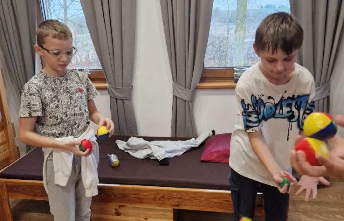 W dniach 13-14 listopada uczniowie klas 4 a i 5 b wzięli udział w wycieczce do Kaczego Bagna - Miejsca Inicjatyw Pozytywnych. Było to niezwykłe przeżycie, które oprócz zabawy pozwoliło dzieciom kształtować charakter, rozwijać osobowość i zdolności organizacyjne. Dzięki szerkiej gamie warsztatów uczniowie mieli możliwość zintegrować się, pobudzić wyobraźnię, uwierzyć w siebie i swoje możliwości, a także zdobywać nowe umiejętności poprzez zabawę. Mamy nadzieję, że smak satysfakcji z dobrze wykonanych zadań i cudowne wspomnienia pozostaną z nimi na zawsze. :)