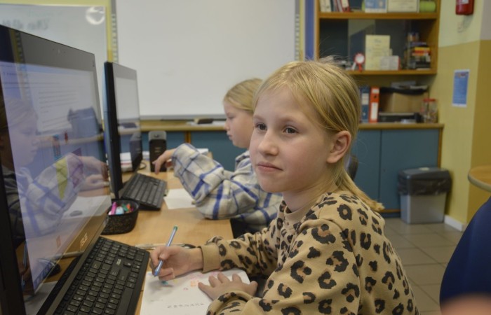 Międzynarodowy Konkurs Informatyczny BÓBR to zawsze bardzo ważne wydarzenie dla młodych pasjonatów programowania. Konkurs ten ma na celu zachęcenie dzieci i młodzieży do nauki informatyki oraz rozwijanie ich umiejętności w tej dziedzinie.
Konkurs odbywa się co roku w wielu krajach na całym świecie, a jego głównym celem jest propagowanie wśród młodych ludzi zainteresowania nauką informatyki. Uczestnicy konkursu mają szansę sprawdzić swoją wiedzę i umiejętności w praktyce, a także porównać swoje wyniki z rówieśnikami z innych krajów.
W konkursie BÓBR biorą udział uczniowie z różnych krajów i szkół. Zadania, które muszą rozwiązać, są bardzo różnorodne i wymagają nie tylko wiedzy teoretycznej, ale także umiejętności praktycznych. Uczestnictwo w konkursie BÓBR to nie tylko doskonała okazja do sprawdzenia swoich sił, ale także możliwość zdobycia cennych doświadczeń.