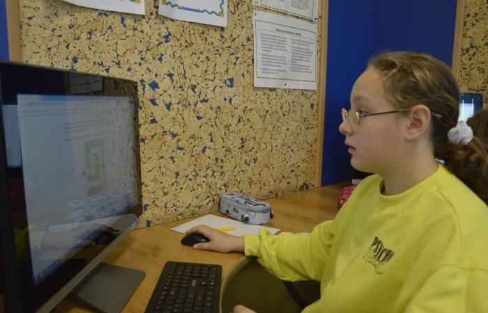 Międzynarodowy Konkurs Informatyczny BÓBR to zawsze bardzo ważne wydarzenie dla młodych pasjonatów programowania. Konkurs ten ma na celu zachęcenie dzieci i młodzieży do nauki informatyki oraz rozwijanie ich umiejętności w tej dziedzinie.
Konkurs odbywa się co roku w wielu krajach na całym świecie, a jego głównym celem jest propagowanie wśród młodych ludzi zainteresowania nauką informatyki. Uczestnicy konkursu mają szansę sprawdzić swoją wiedzę i umiejętności w praktyce, a także porównać swoje wyniki z rówieśnikami z innych krajów.
W konkursie BÓBR biorą udział uczniowie z różnych krajów i szkół. Zadania, które muszą rozwiązać, są bardzo różnorodne i wymagają nie tylko wiedzy teoretycznej, ale także umiejętności praktycznych. Uczestnictwo w konkursie BÓBR to nie tylko doskonała okazja do sprawdzenia swoich sił, ale także możliwość zdobycia cennych doświadczeń.