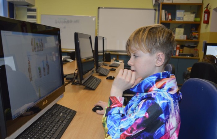 Międzynarodowy Konkurs Informatyczny BÓBR to zawsze bardzo ważne wydarzenie dla młodych pasjonatów programowania. Konkurs ten ma na celu zachęcenie dzieci i młodzieży do nauki informatyki oraz rozwijanie ich umiejętności w tej dziedzinie.
Konkurs odbywa się co roku w wielu krajach na całym świecie, a jego głównym celem jest propagowanie wśród młodych ludzi zainteresowania nauką informatyki. Uczestnicy konkursu mają szansę sprawdzić swoją wiedzę i umiejętności w praktyce, a także porównać swoje wyniki z rówieśnikami z innych krajów.
W konkursie BÓBR biorą udział uczniowie z różnych krajów i szkół. Zadania, które muszą rozwiązać, są bardzo różnorodne i wymagają nie tylko wiedzy teoretycznej, ale także umiejętności praktycznych. Uczestnictwo w konkursie BÓBR to nie tylko doskonała okazja do sprawdzenia swoich sił, ale także możliwość zdobycia cennych doświadczeń.