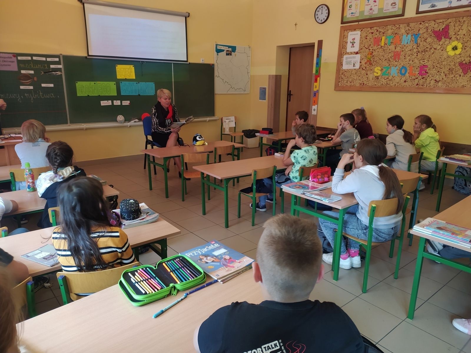 29 września uczniowie klas I-III  obchodzili Ogólnopolski Dzień Głośnego Czytania. Celem akcji jest promowanie głośnego czytania dzieciom, nabywanie przyjemności z czytania i słuchania. Czytanie książek to nie tylko ciekawa forma spędzania wolnego czasu, zdobywanie nowej wiedzy, ale również rozwijanie wyobraźni czy wzbogacanie słownictwa, a głośne czytanie dzieciom to również budowanie silnej więzi emocjonalnej. Uczniowie wysłuchali fragmentów książki  Renaty Piątkowskiej  pt. ,,Gang Swojaków”  , które czytała  nasza pani dyrektor Agnieszka Cieklińska. Dzieci chętnie wypowiadały się na temat wysłuchanych  tekstów, wykonały prace plastyczne , układały zdania  lub plan wydarzeń. Ten dzień był znakomitą okazją do promocji czytelnictwa wśród uczniów klas młodszych.
