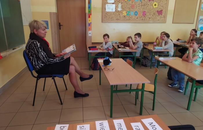 29 września uczniowie klas I-III  obchodzili Ogólnopolski Dzień Głośnego Czytania. Celem akcji jest promowanie głośnego czytania dzieciom, nabywanie przyjemności z czytania i słuchania. Czytanie książek to nie tylko ciekawa forma spędzania wolnego czasu, zdobywanie nowej wiedzy, ale również rozwijanie wyobraźni czy wzbogacanie słownictwa, a głośne czytanie dzieciom to również budowanie silnej więzi emocjonalnej. Uczniowie wysłuchali fragmentów książki  Renaty Piątkowskiej  pt. ,,Gang Swojaków”  , które czytała  nasza pani dyrektor Agnieszka Cieklińska. Dzieci chętnie wypowiadały się na temat wysłuchanych  tekstów, wykonały prace plastyczne , układały zdania  lub plan wydarzeń. Ten dzień był znakomitą okazją do promocji czytelnictwa wśród uczniów klas młodszych.