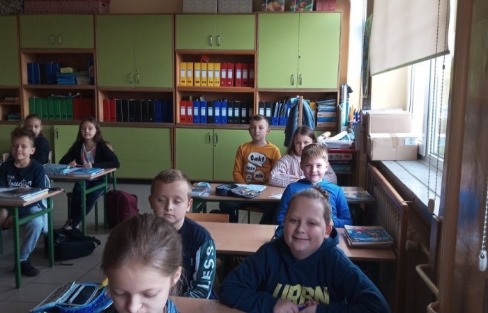 29 września uczniowie klas I-III  obchodzili Ogólnopolski Dzień Głośnego Czytania. Celem akcji jest promowanie głośnego czytania dzieciom, nabywanie przyjemności z czytania i słuchania. Czytanie książek to nie tylko ciekawa forma spędzania wolnego czasu, zdobywanie nowej wiedzy, ale również rozwijanie wyobraźni czy wzbogacanie słownictwa, a głośne czytanie dzieciom to również budowanie silnej więzi emocjonalnej. Uczniowie wysłuchali fragmentów książki  Renaty Piątkowskiej  pt. ,,Gang Swojaków”  , które czytała  nasza pani dyrektor Agnieszka Cieklińska. Dzieci chętnie wypowiadały się na temat wysłuchanych  tekstów, wykonały prace plastyczne , układały zdania  lub plan wydarzeń. Ten dzień był znakomitą okazją do promocji czytelnictwa wśród uczniów klas młodszych.