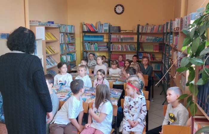 4 i 5 grudnia uczniowie klas pierwszych wybrali się na lekcje biblioteczne. Pierwszaki zapoznały się z pomieszczeniem szkolnej biblioteki, poznały obowiązujące w niej zasady zachowania, a także sposób wypożyczania książek. Kulminacyjnym, a zarazem najbardziej emocjonującym punktem było wybranie książki i jej wypożyczenie. Od tej chwili pierwszaki stały się oficjalnymi czytelnikami naszej biblioteki. Wierzymy, że będą chciały zaglądać tam jak najczęściej :)
