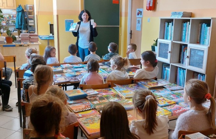 4 i 5 grudnia uczniowie klas pierwszych wybrali się na lekcje biblioteczne. Pierwszaki zapoznały się z pomieszczeniem szkolnej biblioteki, poznały obowiązujące w niej zasady zachowania, a także sposób wypożyczania książek. Kulminacyjnym, a zarazem najbardziej emocjonującym punktem było wybranie książki i jej wypożyczenie. Od tej chwili pierwszaki stały się oficjalnymi czytelnikami naszej biblioteki. Wierzymy, że będą chciały zaglądać tam jak najczęściej :)