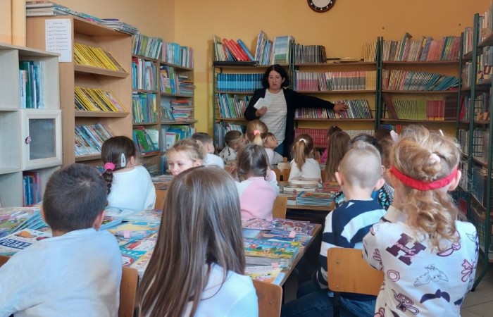 4 i 5 grudnia uczniowie klas pierwszych wybrali się na lekcje biblioteczne. Pierwszaki zapoznały się z pomieszczeniem szkolnej biblioteki, poznały obowiązujące w niej zasady zachowania, a także sposób wypożyczania książek. Kulminacyjnym, a zarazem najbardziej emocjonującym punktem było wybranie książki i jej wypożyczenie. Od tej chwili pierwszaki stały się oficjalnymi czytelnikami naszej biblioteki. Wierzymy, że będą chciały zaglądać tam jak najczęściej :)