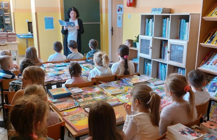 4 i 5 grudnia uczniowie klas pierwszych wybrali się na lekcje biblioteczne. Pierwszaki zapoznały się z pomieszczeniem szkolnej biblioteki, poznały obowiązujące w niej zasady zachowania, a także sposób wypożyczania książek. Kulminacyjnym, a zarazem najbardziej emocjonującym punktem było wybranie książki i jej wypożyczenie. Od tej chwili pierwszaki stały się oficjalnymi czytelnikami naszej biblioteki. Wierzymy, że będą chciały zaglądać tam jak najczęściej :)