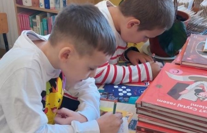 4 i 5 grudnia uczniowie klas pierwszych wybrali się na lekcje biblioteczne. Pierwszaki zapoznały się z pomieszczeniem szkolnej biblioteki, poznały obowiązujące w niej zasady zachowania, a także sposób wypożyczania książek. Kulminacyjnym, a zarazem najbardziej emocjonującym punktem było wybranie książki i jej wypożyczenie. Od tej chwili pierwszaki stały się oficjalnymi czytelnikami naszej biblioteki. Wierzymy, że będą chciały zaglądać tam jak najczęściej :)