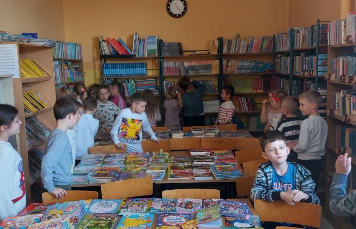 4 i 5 grudnia uczniowie klas pierwszych wybrali się na lekcje biblioteczne. Pierwszaki zapoznały się z pomieszczeniem szkolnej biblioteki, poznały obowiązujące w niej zasady zachowania, a także sposób wypożyczania książek. Kulminacyjnym, a zarazem najbardziej emocjonującym punktem było wybranie książki i jej wypożyczenie. Od tej chwili pierwszaki stały się oficjalnymi czytelnikami naszej biblioteki. Wierzymy, że będą chciały zaglądać tam jak najczęściej :)