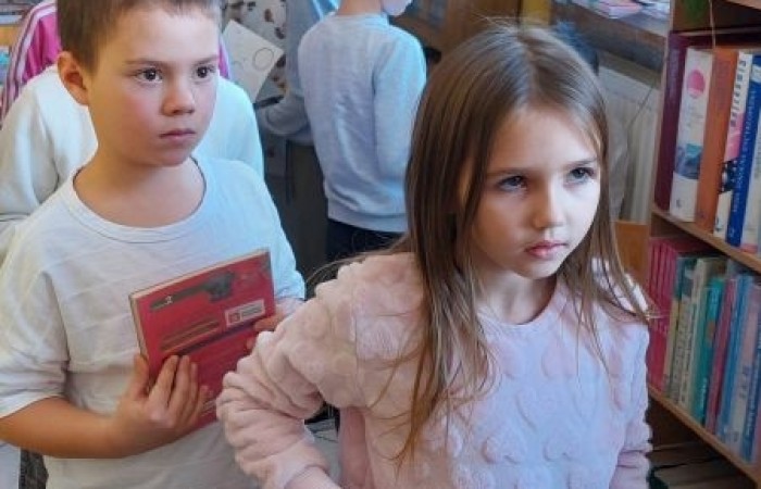 4 i 5 grudnia uczniowie klas pierwszych wybrali się na lekcje biblioteczne. Pierwszaki zapoznały się z pomieszczeniem szkolnej biblioteki, poznały obowiązujące w niej zasady zachowania, a także sposób wypożyczania książek. Kulminacyjnym, a zarazem najbardziej emocjonującym punktem było wybranie książki i jej wypożyczenie. Od tej chwili pierwszaki stały się oficjalnymi czytelnikami naszej biblioteki. Wierzymy, że będą chciały zaglądać tam jak najczęściej :)