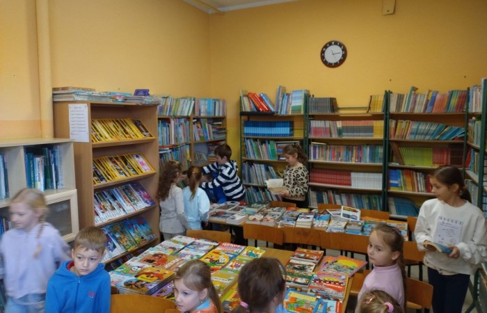4 i 5 grudnia uczniowie klas pierwszych wybrali się na lekcje biblioteczne. Pierwszaki zapoznały się z pomieszczeniem szkolnej biblioteki, poznały obowiązujące w niej zasady zachowania, a także sposób wypożyczania książek. Kulminacyjnym, a zarazem najbardziej emocjonującym punktem było wybranie książki i jej wypożyczenie. Od tej chwili pierwszaki stały się oficjalnymi czytelnikami naszej biblioteki. Wierzymy, że będą chciały zaglądać tam jak najczęściej :)