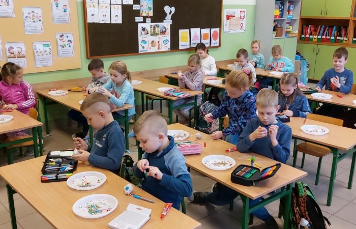 4 grudnia w klasie 1 „B” odbyły się warsztaty plastyczne, które poprowadziła pani Natalia
Misiułajtis- mama Kuby. Podczas zajęć uczniowie wykonali piękne bombki z wytłaczanek do
jajek oraz drewnianych patyczków. Dzieci pracowały z dużym zaangażowaniem i
przyjemnością, a w czasie przerwy mogły posilić się pysznymi pierniczkami. Nie był to
jednak koniec niespodzianek przygotowanych przez Panią Natalię, ponieważ na pożegnanie
każdy otrzymał prezent w postaci drewnianego Mikołaja.
Pani Natalii serdecznie dziękujemy za inspiracje do zabawy i twórczo spędzony czas :)
A na załączonych zdjęciach możecie zobaczyć efekty naszej pracy :)