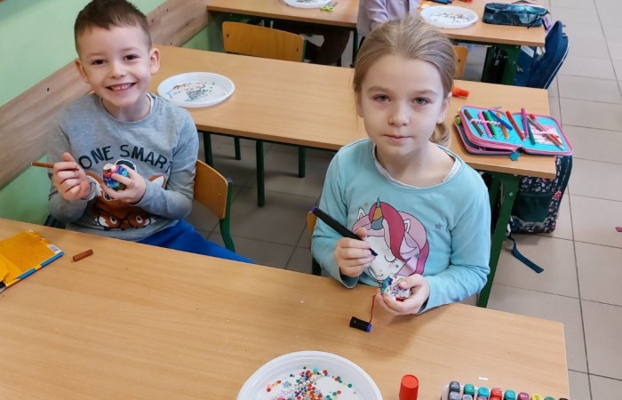 4 grudnia w klasie 1 „B” odbyły się warsztaty plastyczne, które poprowadziła pani Natalia
Misiułajtis- mama Kuby. Podczas zajęć uczniowie wykonali piękne bombki z wytłaczanek do
jajek oraz drewnianych patyczków. Dzieci pracowały z dużym zaangażowaniem i
przyjemnością, a w czasie przerwy mogły posilić się pysznymi pierniczkami. Nie był to
jednak koniec niespodzianek przygotowanych przez Panią Natalię, ponieważ na pożegnanie
każdy otrzymał prezent w postaci drewnianego Mikołaja.
Pani Natalii serdecznie dziękujemy za inspiracje do zabawy i twórczo spędzony czas :)
A na załączonych zdjęciach możecie zobaczyć efekty naszej pracy :)