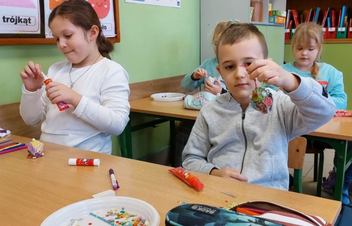 4 grudnia w klasie 1 „B” odbyły się warsztaty plastyczne, które poprowadziła pani Natalia
Misiułajtis- mama Kuby. Podczas zajęć uczniowie wykonali piękne bombki z wytłaczanek do
jajek oraz drewnianych patyczków. Dzieci pracowały z dużym zaangażowaniem i
przyjemnością, a w czasie przerwy mogły posilić się pysznymi pierniczkami. Nie był to
jednak koniec niespodzianek przygotowanych przez Panią Natalię, ponieważ na pożegnanie
każdy otrzymał prezent w postaci drewnianego Mikołaja.
Pani Natalii serdecznie dziękujemy za inspiracje do zabawy i twórczo spędzony czas :)
A na załączonych zdjęciach możecie zobaczyć efekty naszej pracy :)