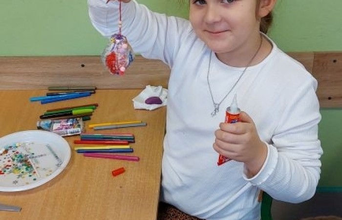 4 grudnia w klasie 1 „B” odbyły się warsztaty plastyczne, które poprowadziła pani Natalia
Misiułajtis- mama Kuby. Podczas zajęć uczniowie wykonali piękne bombki z wytłaczanek do
jajek oraz drewnianych patyczków. Dzieci pracowały z dużym zaangażowaniem i
przyjemnością, a w czasie przerwy mogły posilić się pysznymi pierniczkami. Nie był to
jednak koniec niespodzianek przygotowanych przez Panią Natalię, ponieważ na pożegnanie
każdy otrzymał prezent w postaci drewnianego Mikołaja.
Pani Natalii serdecznie dziękujemy za inspiracje do zabawy i twórczo spędzony czas :)
A na załączonych zdjęciach możecie zobaczyć efekty naszej pracy :)