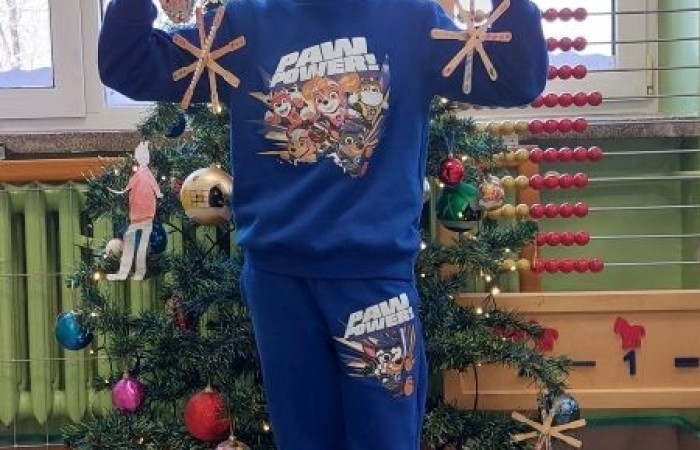 4 grudnia w klasie 1 „B” odbyły się warsztaty plastyczne, które poprowadziła pani Natalia
Misiułajtis- mama Kuby. Podczas zajęć uczniowie wykonali piękne bombki z wytłaczanek do
jajek oraz drewnianych patyczków. Dzieci pracowały z dużym zaangażowaniem i
przyjemnością, a w czasie przerwy mogły posilić się pysznymi pierniczkami. Nie był to
jednak koniec niespodzianek przygotowanych przez Panią Natalię, ponieważ na pożegnanie
każdy otrzymał prezent w postaci drewnianego Mikołaja.
Pani Natalii serdecznie dziękujemy za inspiracje do zabawy i twórczo spędzony czas :)
A na załączonych zdjęciach możecie zobaczyć efekty naszej pracy :)