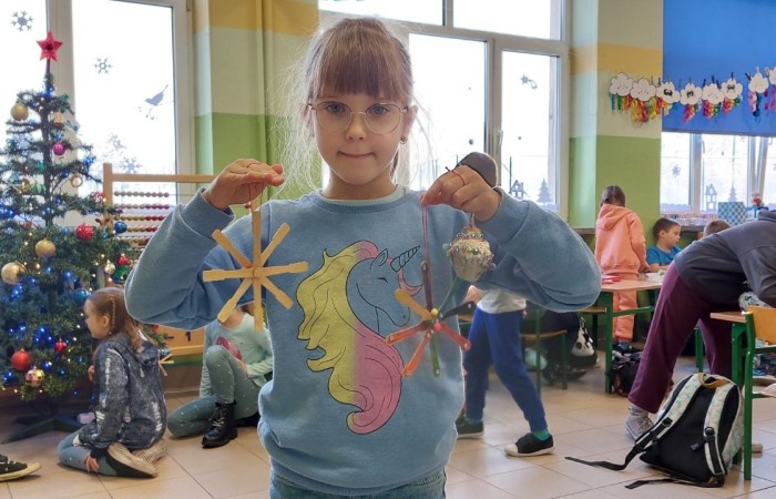 4 grudnia w klasie 1 „B” odbyły się warsztaty plastyczne, które poprowadziła pani Natalia
Misiułajtis- mama Kuby. Podczas zajęć uczniowie wykonali piękne bombki z wytłaczanek do
jajek oraz drewnianych patyczków. Dzieci pracowały z dużym zaangażowaniem i
przyjemnością, a w czasie przerwy mogły posilić się pysznymi pierniczkami. Nie był to
jednak koniec niespodzianek przygotowanych przez Panią Natalię, ponieważ na pożegnanie
każdy otrzymał prezent w postaci drewnianego Mikołaja.
Pani Natalii serdecznie dziękujemy za inspiracje do zabawy i twórczo spędzony czas :)
A na załączonych zdjęciach możecie zobaczyć efekty naszej pracy :)