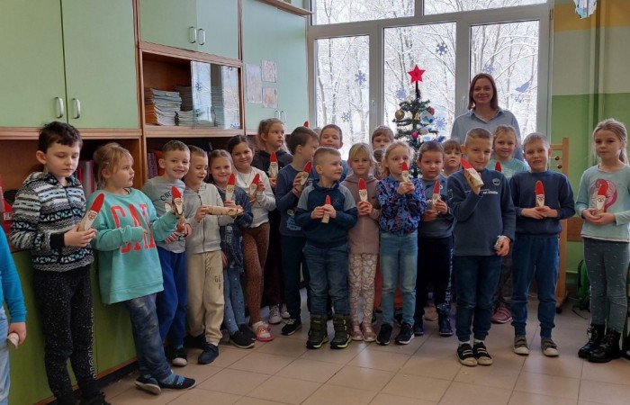 4 grudnia w klasie 1 „B” odbyły się warsztaty plastyczne, które poprowadziła pani Natalia
Misiułajtis- mama Kuby. Podczas zajęć uczniowie wykonali piękne bombki z wytłaczanek do
jajek oraz drewnianych patyczków. Dzieci pracowały z dużym zaangażowaniem i
przyjemnością, a w czasie przerwy mogły posilić się pysznymi pierniczkami. Nie był to
jednak koniec niespodzianek przygotowanych przez Panią Natalię, ponieważ na pożegnanie
każdy otrzymał prezent w postaci drewnianego Mikołaja.
Pani Natalii serdecznie dziękujemy za inspiracje do zabawy i twórczo spędzony czas :)
A na załączonych zdjęciach możecie zobaczyć efekty naszej pracy :)