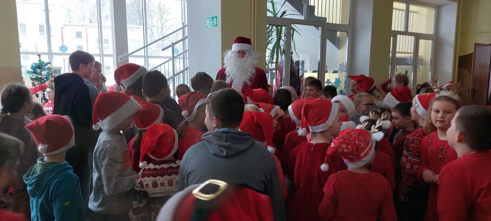 Mikołajki to przedsmak nadchodzących świąt Bożego Narodzenia, które uwielbiają zarówno dzieci, jak i dorośli. Tego dnia każdy kto mógł, ubrał się na czerwono i założył mikołajową czapkę, niektórzy nawet wyhodowali rogi renifera :) W taki właśnie sposób czekaliśmy na nadejście wyjątkowego gościa. Sam Święty Mikołaj, bo o nim mowa, zagościł w progach naszej szkoły, obdarowując uczniów prezentami, a przede wszystkim zarażając uśmiechem. Uradowane dzieci nie chciały się z Nim rozstać… Ale Mikołaj obiecał, że wróci ponownie za rok. 