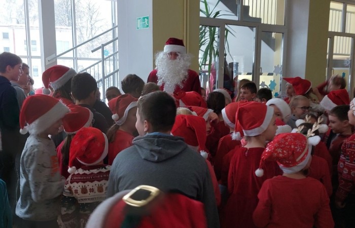 Mikołajki to przedsmak nadchodzących świąt Bożego Narodzenia, które uwielbiają zarówno dzieci, jak i dorośli. Tego dnia każdy kto mógł, ubrał się na czerwono i założył mikołajową czapkę, niektórzy nawet wyhodowali rogi renifera :) W taki właśnie sposób czekaliśmy na nadejście wyjątkowego gościa. Sam Święty Mikołaj, bo o nim mowa, zagościł w progach naszej szkoły, obdarowując uczniów prezentami, a przede wszystkim zarażając uśmiechem. Uradowane dzieci nie chciały się z Nim rozstać… Ale Mikołaj obiecał, że wróci ponownie za rok. 