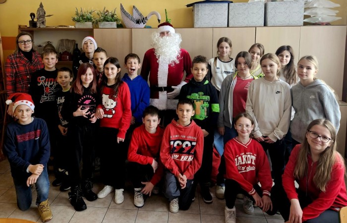 Mikołajki to przedsmak nadchodzących świąt Bożego Narodzenia, które uwielbiają zarówno dzieci, jak i dorośli. Tego dnia każdy kto mógł, ubrał się na czerwono i założył mikołajową czapkę, niektórzy nawet wyhodowali rogi renifera :) W taki właśnie sposób czekaliśmy na nadejście wyjątkowego gościa. Sam Święty Mikołaj, bo o nim mowa, zagościł w progach naszej szkoły, obdarowując uczniów prezentami, a przede wszystkim zarażając uśmiechem. Uradowane dzieci nie chciały się z Nim rozstać… Ale Mikołaj obiecał, że wróci ponownie za rok. 