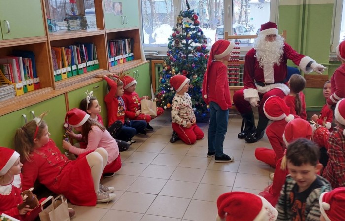 Mikołajki to przedsmak nadchodzących świąt Bożego Narodzenia, które uwielbiają zarówno dzieci, jak i dorośli. Tego dnia każdy kto mógł, ubrał się na czerwono i założył mikołajową czapkę, niektórzy nawet wyhodowali rogi renifera :) W taki właśnie sposób czekaliśmy na nadejście wyjątkowego gościa. Sam Święty Mikołaj, bo o nim mowa, zagościł w progach naszej szkoły, obdarowując uczniów prezentami, a przede wszystkim zarażając uśmiechem. Uradowane dzieci nie chciały się z Nim rozstać… Ale Mikołaj obiecał, że wróci ponownie za rok. 