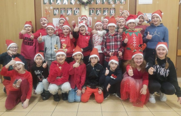 Mikołajki to przedsmak nadchodzących świąt Bożego Narodzenia, które uwielbiają zarówno dzieci, jak i dorośli. Tego dnia każdy kto mógł, ubrał się na czerwono i założył mikołajową czapkę, niektórzy nawet wyhodowali rogi renifera :) W taki właśnie sposób czekaliśmy na nadejście wyjątkowego gościa. Sam Święty Mikołaj, bo o nim mowa, zagościł w progach naszej szkoły, obdarowując uczniów prezentami, a przede wszystkim zarażając uśmiechem. Uradowane dzieci nie chciały się z Nim rozstać… Ale Mikołaj obiecał, że wróci ponownie za rok. 