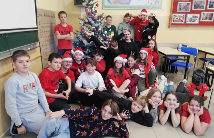 Mikołajki to przedsmak nadchodzących świąt Bożego Narodzenia, które uwielbiają zarówno dzieci, jak i dorośli. Tego dnia każdy kto mógł, ubrał się na czerwono i założył mikołajową czapkę, niektórzy nawet wyhodowali rogi renifera :) W taki właśnie sposób czekaliśmy na nadejście wyjątkowego gościa. Sam Święty Mikołaj, bo o nim mowa, zagościł w progach naszej szkoły, obdarowując uczniów prezentami, a przede wszystkim zarażając uśmiechem. Uradowane dzieci nie chciały się z Nim rozstać… Ale Mikołaj obiecał, że wróci ponownie za rok. 