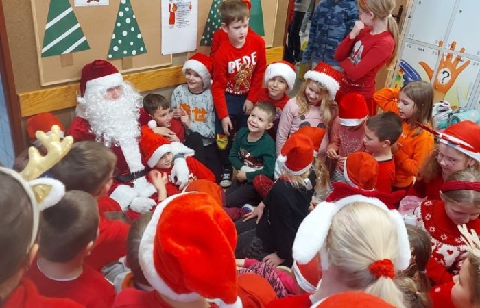 Mikołajki to przedsmak nadchodzących świąt Bożego Narodzenia, które uwielbiają zarówno dzieci, jak i dorośli. Tego dnia każdy kto mógł, ubrał się na czerwono i założył mikołajową czapkę, niektórzy nawet wyhodowali rogi renifera :) W taki właśnie sposób czekaliśmy na nadejście wyjątkowego gościa. Sam Święty Mikołaj, bo o nim mowa, zagościł w progach naszej szkoły, obdarowując uczniów prezentami, a przede wszystkim zarażając uśmiechem. Uradowane dzieci nie chciały się z Nim rozstać… Ale Mikołaj obiecał, że wróci ponownie za rok. 