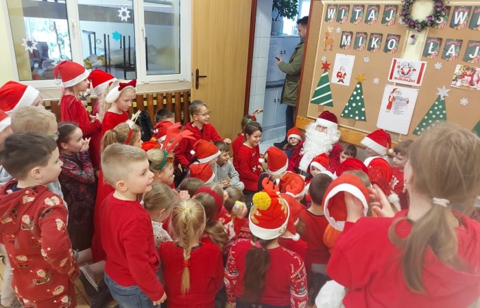 Mikołajki to przedsmak nadchodzących świąt Bożego Narodzenia, które uwielbiają zarówno dzieci, jak i dorośli. Tego dnia każdy kto mógł, ubrał się na czerwono i założył mikołajową czapkę, niektórzy nawet wyhodowali rogi renifera :) W taki właśnie sposób czekaliśmy na nadejście wyjątkowego gościa. Sam Święty Mikołaj, bo o nim mowa, zagościł w progach naszej szkoły, obdarowując uczniów prezentami, a przede wszystkim zarażając uśmiechem. Uradowane dzieci nie chciały się z Nim rozstać… Ale Mikołaj obiecał, że wróci ponownie za rok. 