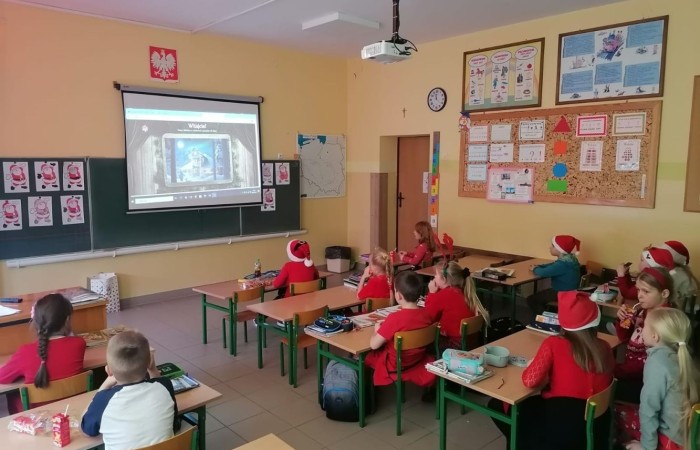 Mikołajki to przedsmak nadchodzących świąt Bożego Narodzenia, które uwielbiają zarówno dzieci, jak i dorośli. Tego dnia każdy kto mógł, ubrał się na czerwono i założył mikołajową czapkę, niektórzy nawet wyhodowali rogi renifera :) W taki właśnie sposób czekaliśmy na nadejście wyjątkowego gościa. Sam Święty Mikołaj, bo o nim mowa, zagościł w progach naszej szkoły, obdarowując uczniów prezentami, a przede wszystkim zarażając uśmiechem. Uradowane dzieci nie chciały się z Nim rozstać… Ale Mikołaj obiecał, że wróci ponownie za rok. 
