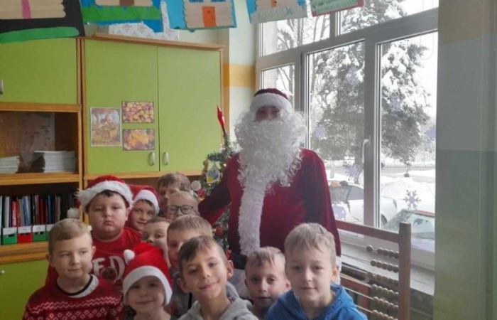 Mikołajki to przedsmak nadchodzących świąt Bożego Narodzenia, które uwielbiają zarówno dzieci, jak i dorośli. Tego dnia każdy kto mógł, ubrał się na czerwono i założył mikołajową czapkę, niektórzy nawet wyhodowali rogi renifera :) W taki właśnie sposób czekaliśmy na nadejście wyjątkowego gościa. Sam Święty Mikołaj, bo o nim mowa, zagościł w progach naszej szkoły, obdarowując uczniów prezentami, a przede wszystkim zarażając uśmiechem. Uradowane dzieci nie chciały się z Nim rozstać… Ale Mikołaj obiecał, że wróci ponownie za rok. 