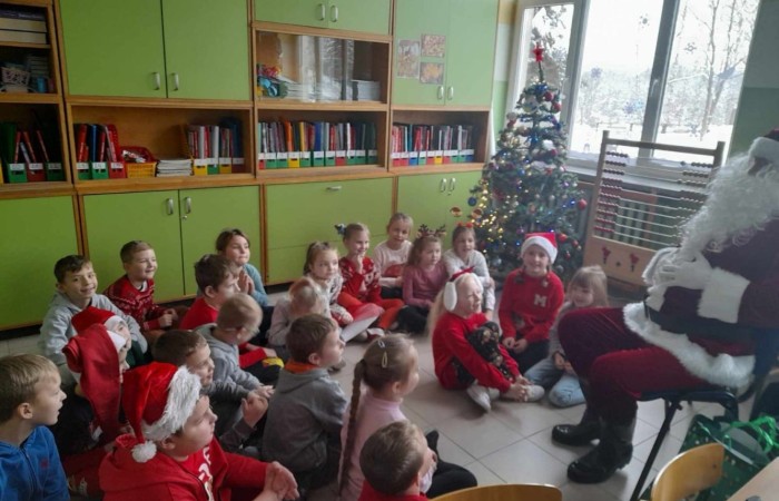 Mikołajki to przedsmak nadchodzących świąt Bożego Narodzenia, które uwielbiają zarówno dzieci, jak i dorośli. Tego dnia każdy kto mógł, ubrał się na czerwono i założył mikołajową czapkę, niektórzy nawet wyhodowali rogi renifera :) W taki właśnie sposób czekaliśmy na nadejście wyjątkowego gościa. Sam Święty Mikołaj, bo o nim mowa, zagościł w progach naszej szkoły, obdarowując uczniów prezentami, a przede wszystkim zarażając uśmiechem. Uradowane dzieci nie chciały się z Nim rozstać… Ale Mikołaj obiecał, że wróci ponownie za rok. 